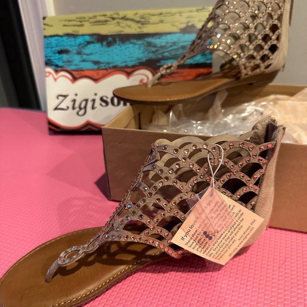 Zigi Soho Sandals Size 8.5M USA Sizing.